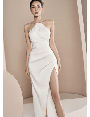 Boyundan Bağlı Kristal Taş Detaylı Yırtmaçlı Maksi Beyaz Elbise