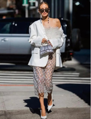 Beyaz Otrişli Top ve İşlemeli Etek Takım