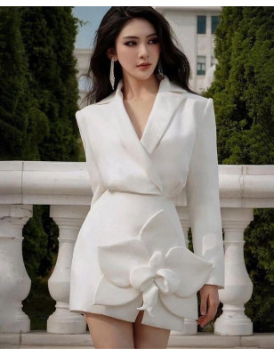 Eteği Gül Detaylı Beyaz Ceket Elbise