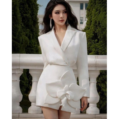 Eteği Gül Detaylı Beyaz Ceket Elbise