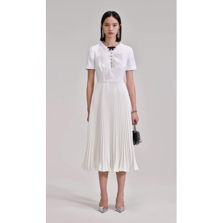 Kurdeleli Dantel Detaylı Pileli Beyaz Tasarım Elbise