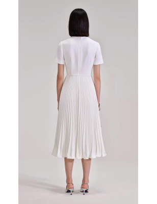 Kurdeleli Dantel Detaylı Pileli Beyaz Tasarım Elbise