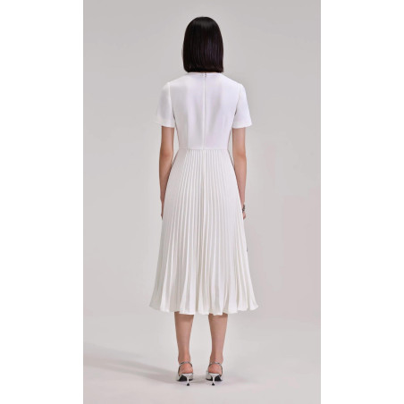 Kurdeleli Dantel Detaylı Pileli Beyaz Tasarım Elbise