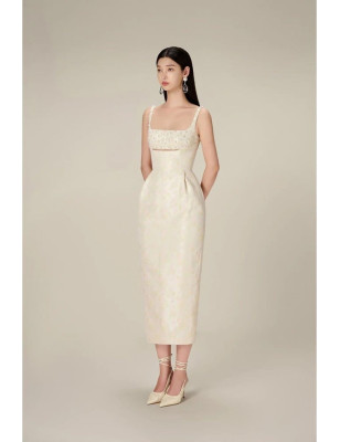 Göğsü Minik Pencereli İşlemeli Midi Boy Tasarım Elbise