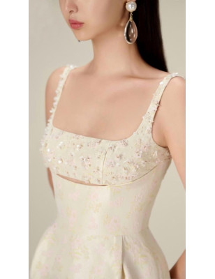 Göğsü Minik Pencereli İşlemeli Midi Boy Tasarım Elbise