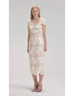 Yakası Kristal Taşlı Kemerli Beyaz Dantel Kalem Elbise