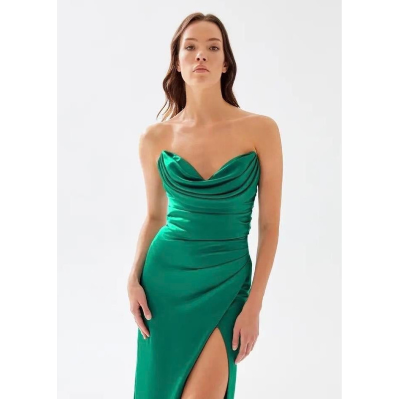 Drapeli Yırtmaçlı Straplez Saten Yeşil Maksi Elbise